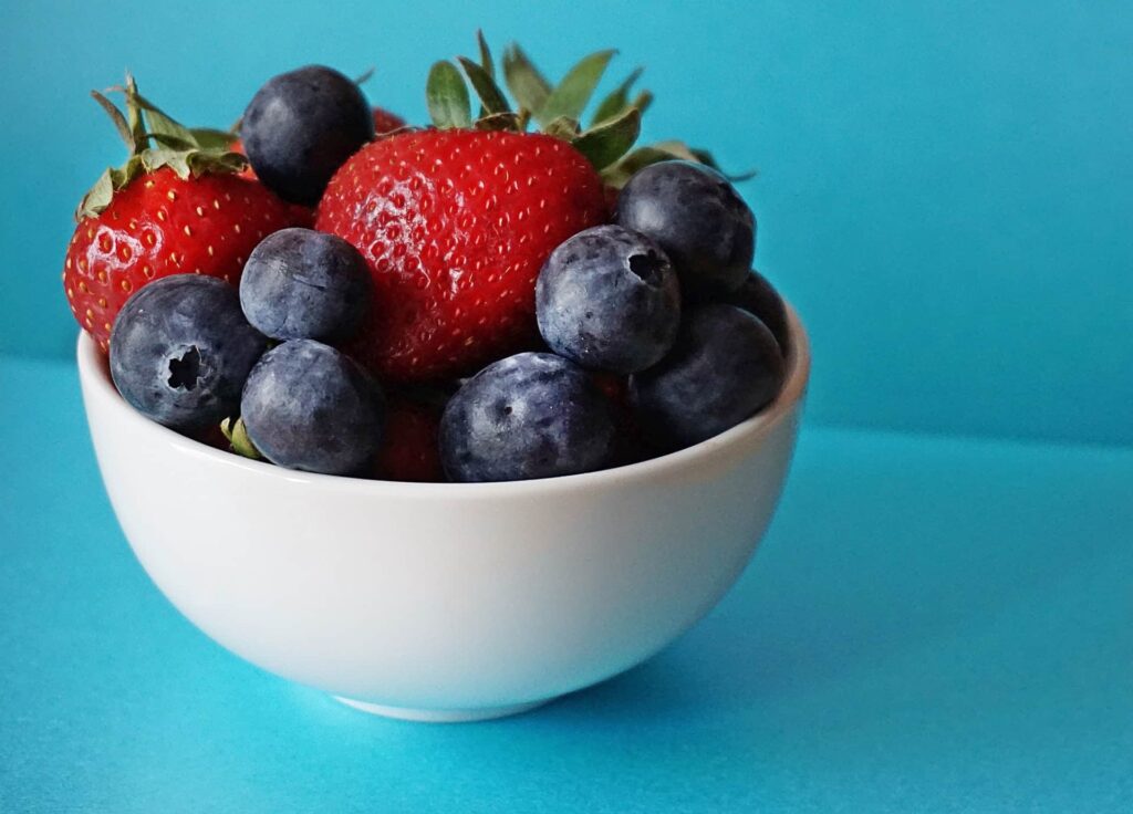 berries are a healthy example of a low-GI food with only a minor impact from carbs.